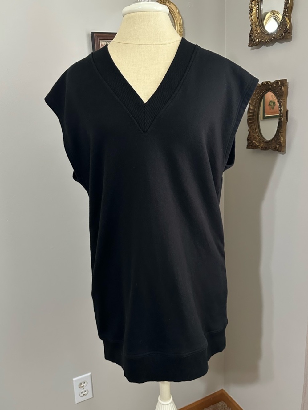 Zara Black V-Neck Sleeveless Sweatshirt Vest